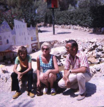 Marietje met haar man Nico Verbeek en jongste zoon Nicky Verbeek, vakantie, Mallorca, Spanje,1972